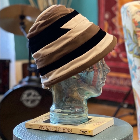 Vintage Betmar 1960’s mod velvet hat - Picture 3 of 5